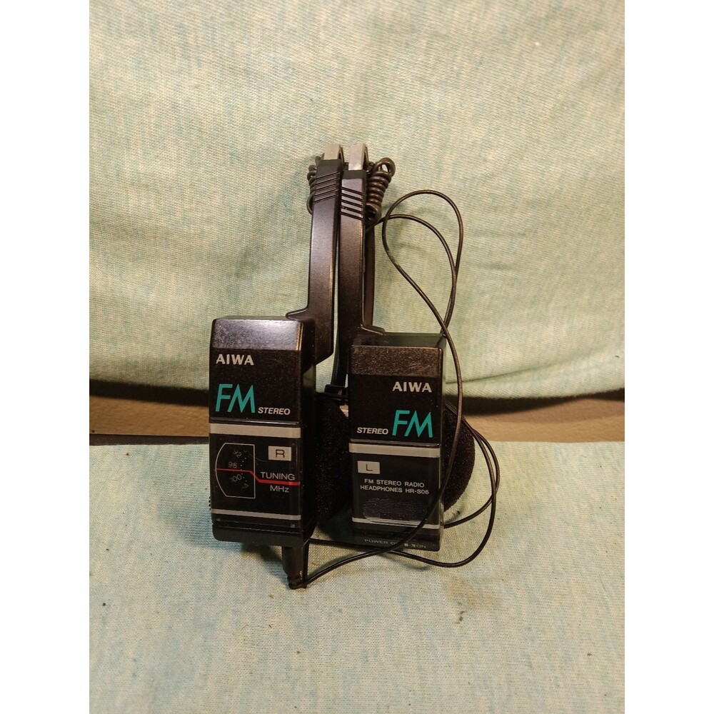 Aiwa HR-S06 vintage FM stereo radio headphones from the 1980s.